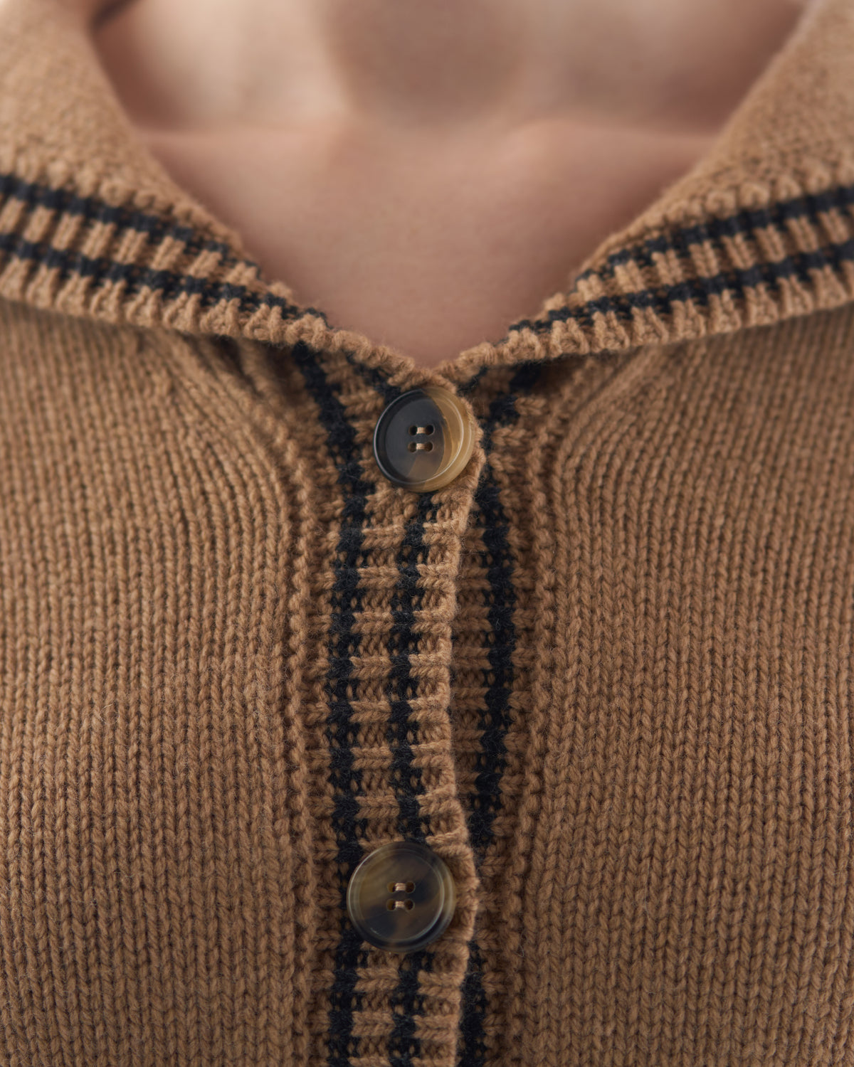 Sailor-collar cardigan in Brown Sugar lambswool, knit detail